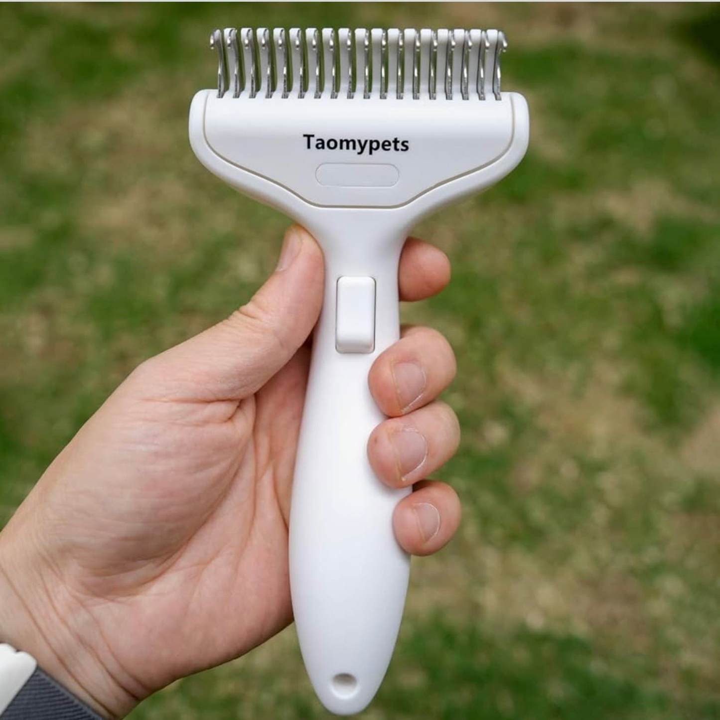 Self-cleaning pet grooming comb